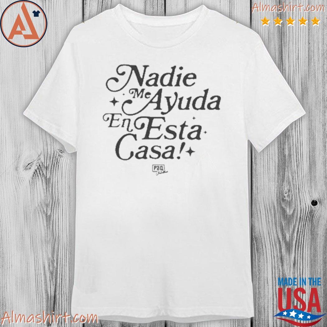 https://images.almashirt.com/2023/04/Nadie-Me-Ayuda-en-esta-casa-shirt-shirt-white.jpg